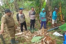 Bhabinkamtibmas, Lurah, dan Warga Jaga Kelancaran Irigasi Pertanian di Pinrang
