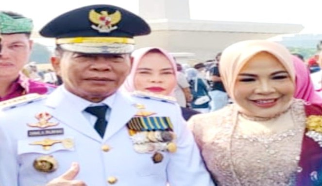 Zainal Arifin Paliwang dan istri