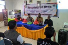 Kepala Desa Tongke-Tongke Sirajuddin bersama BPD, Babinsa, Bhabinkamtibmas dan masyarakat dalam pertemuan di Kantor Desa Tongke-Tongke. (Foto: INSERTRAKYAT.COM/SUPRIADI).