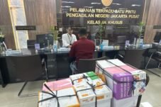 Keterangan Foto: Jaksa Penuntut Umum Kejari Jakarta Pusat saat menyerahkan berkas perkara korupsi dan TPPU PT Duta Palma Group ke PN Tipikor Jakarta Pusat, Rabu (9/4/2025).