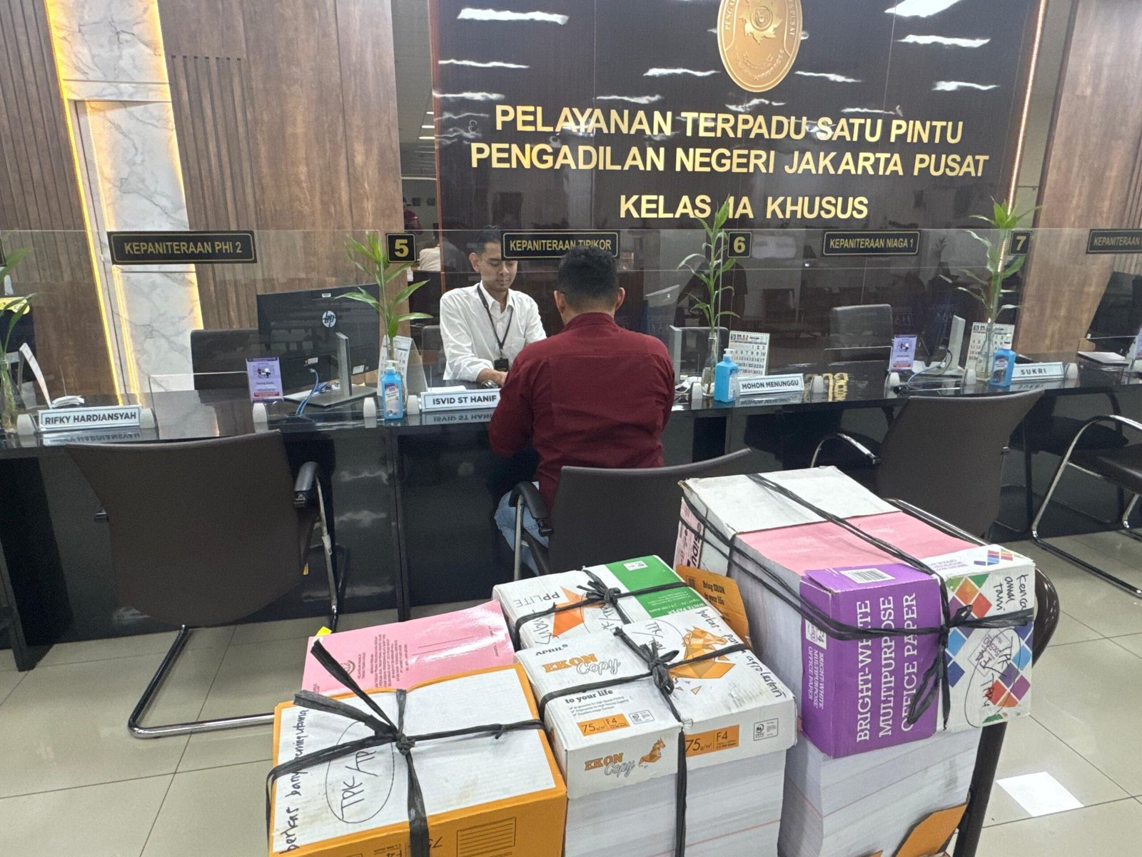 Keterangan Foto: Jaksa Penuntut Umum Kejari Jakarta Pusat saat menyerahkan berkas perkara korupsi dan TPPU PT Duta Palma Group ke PN Tipikor Jakarta Pusat, Rabu (9/4/2025).