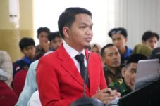 Asrullah, S.H., M.H. menanggapi kritik, saran, masukan dan pujian dari penguji eksternal, mantan Ketua Mahkamah Konstitusi RI Prof. Dr. Hamdan Zoelva. (Foto Insert/Ahmad)