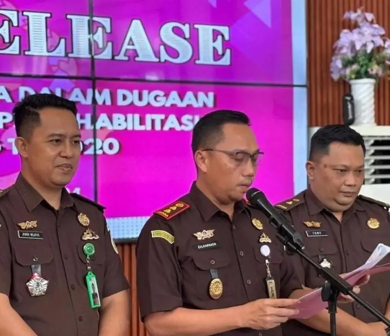 Kasi Intel bersama Kasi Pidsus mendampingi Kejari Sinjai pada suatu kegiatan Pres rilis pengungkapan kasus Dugaan Korupsi (Kajari Sinjai/Tengah).