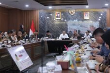 Rakortas dipimpin Menko Pangan Zulkifli Hasan dan dihadiri Wamendes Ariza Patria, Dirjen PEID Tabrani, dan Dirjen PDP Nugroho Setijo Nagoro. Hadis juga Mendes Yandri. (Foto: Dayat/Humas).