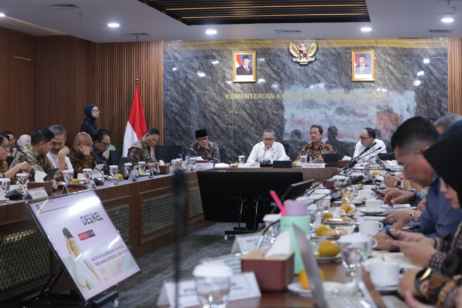 Rakortas dipimpin Menko Pangan Zulkifli Hasan dan dihadiri Wamendes Ariza Patria, Dirjen PEID Tabrani, dan Dirjen PDP Nugroho Setijo Nagoro. Hadis juga Mendes Yandri. (Foto: Dayat/Humas).