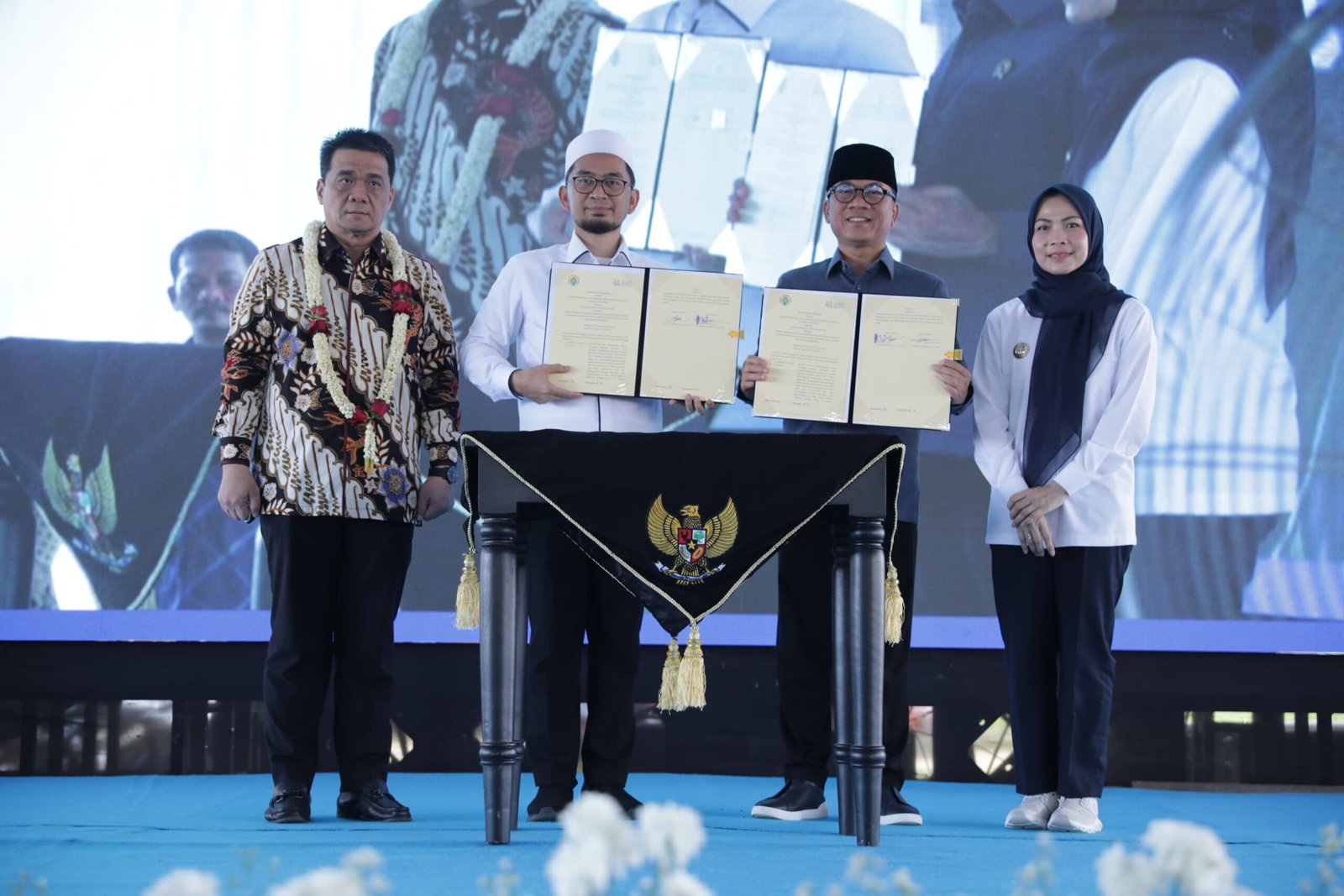 Foto Bersama, Wamen Mendes PDT Yandri Susanto, Wamendes Ahmad Riza Patria, Ustadz Adi Hidayat, dan Bupati Serang (Dok- Firman/Syam-Insert).