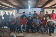 Photo, Unsur muspika dan masyarakat Gampong Buket Juara lakukan Sesi photo bersama, dalam Musyawarah pembentukan Koperasi merah putih.