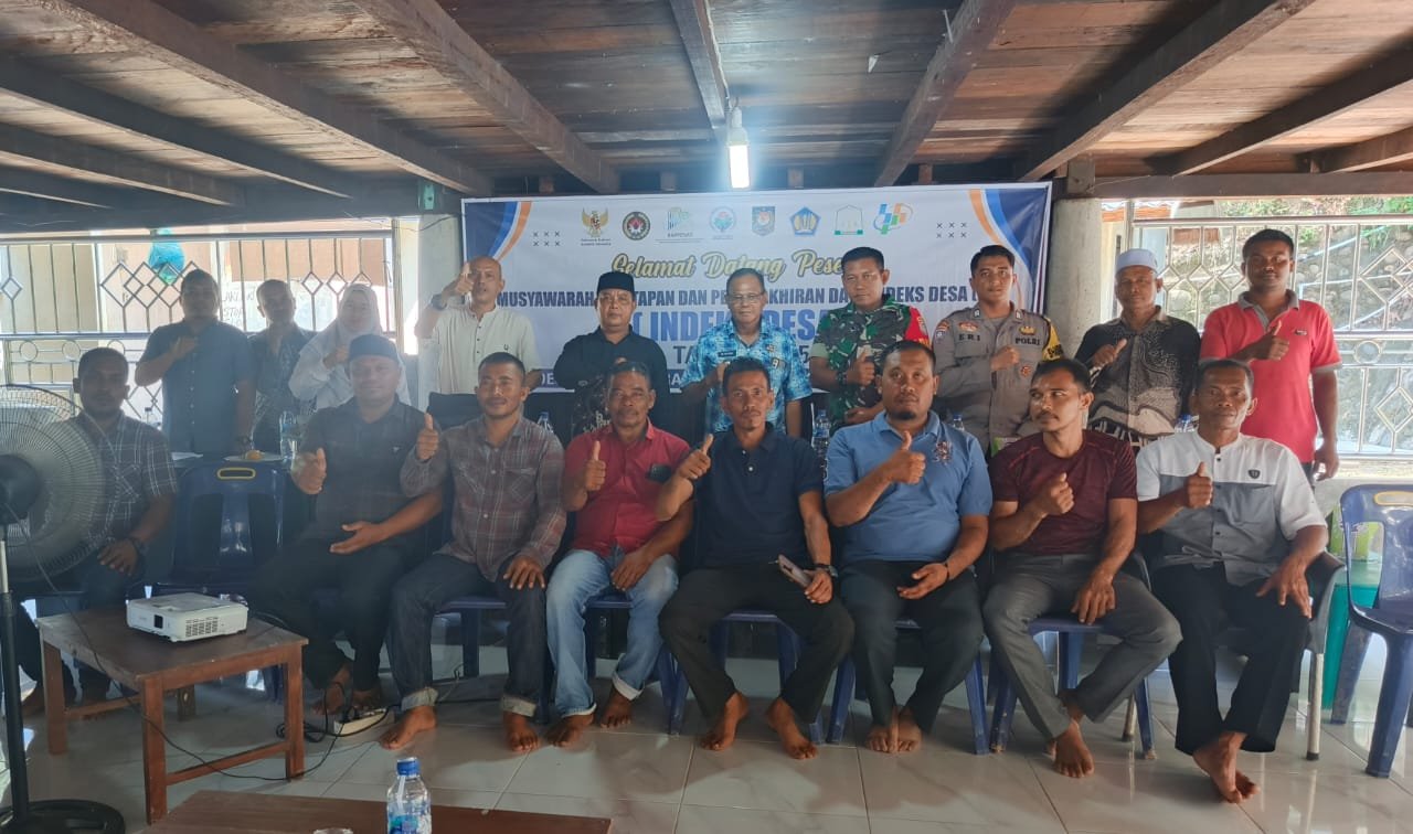 Photo, Unsur muspika dan masyarakat Gampong Buket Juara lakukan Sesi photo bersama, dalam Musyawarah pembentukan Koperasi merah putih.
