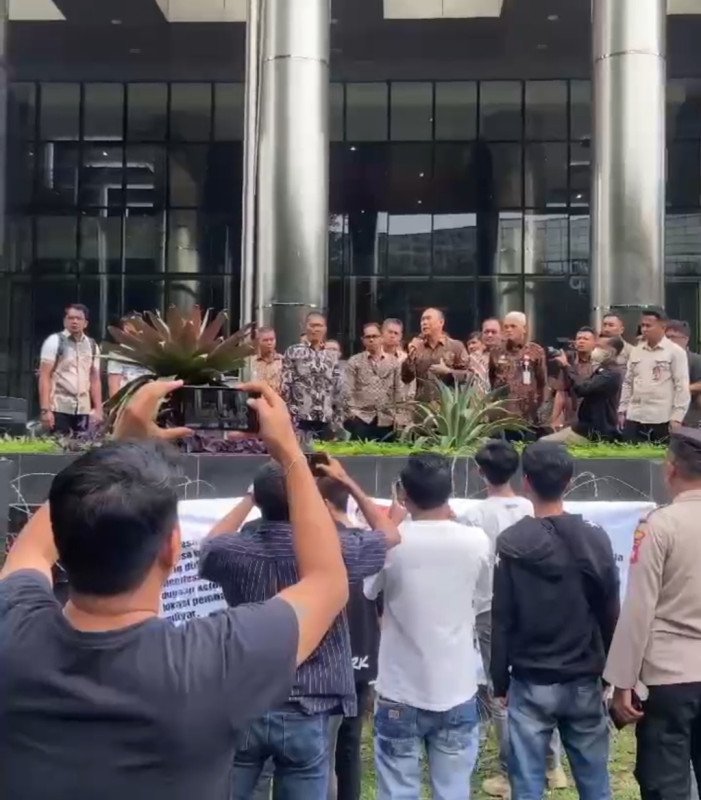 Aksi demonstrasi di KPK, Kuningan Jakarta, Massa Aksi Mahasiswa di temui Gubernur di Lokasi. Gubernur juga melakukan kunjungan ke KPK terkait kordinasi/penguatan program Nasional Asta Cita pencegahan korupsi di Sulawesi Tenggara. (Foto: Salfin).