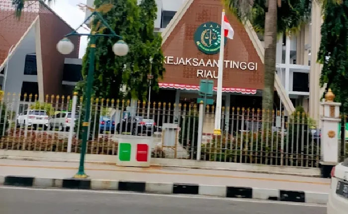 Kejati Riau mengumumkan penetapan sembilan tersangka baru dalam penyidikan dugaan korupsi dana Participating Interest PT SPRH periode 2023–2024.