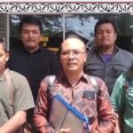 INSERTRAKYAT.COM, - Foto: Kuasa hukum pelapor Candra Malau bersama Bernaldo Jofenri Purba usai melapor ke Polda Sumut, Kamis (16/10/2025).