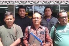 INSERTRAKYAT.COM, - Foto: Kuasa hukum pelapor Candra Malau bersama Bernaldo Jofenri Purba usai melapor ke Polda Sumut, Kamis (16/10/2025).