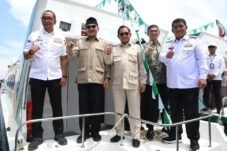 Home Affairs Minister Tito Karnavian with Baznas Chairman Noor Achmad, Talaud Regent Welly Titah, and Sangihe Regent Michael Thungari after the health service boat handover at Bay Pier, Manado, Thursday (October 23, 2025). (Insertrakyat.com/Agy)