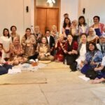 Tri menyambut hangat peserta workshop yang digelar bekerja sama dengan Kementerian Luar Negeri (Kemendagri) dan brand fashion Purana