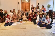 Tri menyambut hangat peserta workshop yang digelar bekerja sama dengan Kementerian Luar Negeri (Kemendagri) dan brand fashion Purana