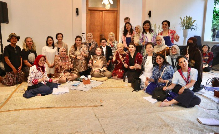 Tri menyambut hangat peserta workshop yang digelar bekerja sama dengan Kementerian Luar Negeri (Kemendagri) dan brand fashion Purana