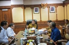 Keterangan foto: Wakil Gubernur Aceh Fadhlullah berdiskusi dengan Tim Jaksa Agung Muda Intelijen membahas percepatan penyelesaian Tol Sibanceh seksi Padang Tiji–Seulimuem di Kantor Gubernur Aceh, Senin (27/10/2025).