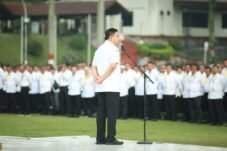 Tomsi Tohir saat memimpin apel sebelum Rakor di Jatinangor.