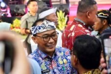 Prof Zudan (Batik Biru). Foto: BKN
