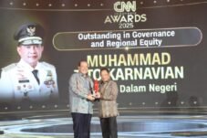 Menteri Dalam Negeri Tito Karnavian meraih penghargaan Outstanding in Governance and Regional Equity pada CNN Indonesia Awards 2025 di Ritz Carlton Mega Kuningan, Jakarta, Jumat (31/10).