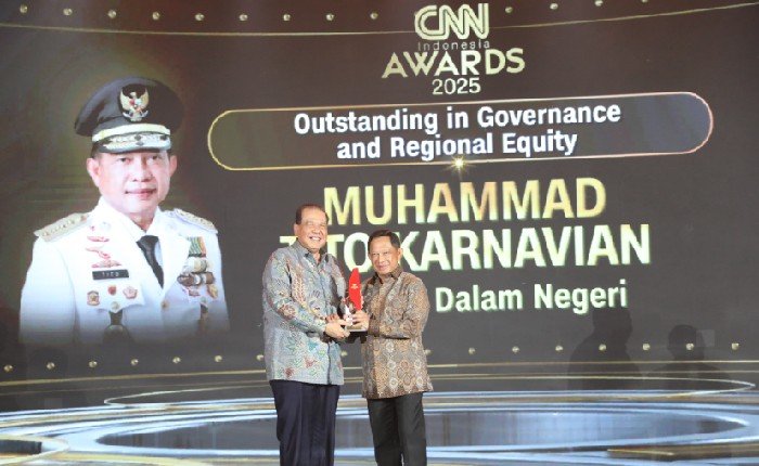 Menteri Dalam Negeri Tito Karnavian meraih penghargaan Outstanding in Governance and Regional Equity pada CNN Indonesia Awards 2025 di Ritz Carlton Mega Kuningan, Jakarta, Jumat (31/10).