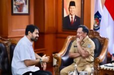 Gubernur Aceh Muzakir Manaf menyampaikan ucapan selamat kepada Menteri Dalam Negeri Muhammad Tito Karnavian atas penganugerahan gelar adat oleh Wali Nanggroe Aceh, Teungku Malik Mahmud Al-Haythar. Pemberian gelar tersebut menjadi simbol penghormatan atas pengabdian Tito dalam menjaga stabilitas keamanan, hukum, dan pemerintahan di Aceh.