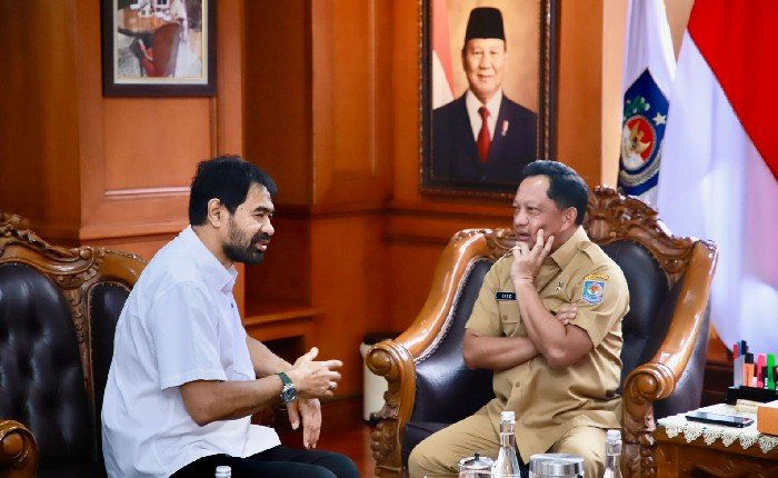 Gubernur Aceh Muzakir Manaf menyampaikan ucapan selamat kepada Menteri Dalam Negeri Muhammad Tito Karnavian atas penganugerahan gelar adat oleh Wali Nanggroe Aceh, Teungku Malik Mahmud Al-Haythar. Pemberian gelar tersebut menjadi simbol penghormatan atas pengabdian Tito dalam menjaga stabilitas keamanan, hukum, dan pemerintahan di Aceh.