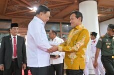 “Wagub Aceh H. Fadhlullah SE menerima kunjungan Menko Polhukam Jenderal (Purn) Djamari Chaniago di Banda Aceh, membahas investasi dan pembangunan.”