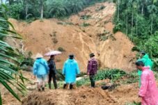 Agam, InsertRakyat.com — Cuaca ekstrem yang memicu hujan deras menyebabkan bencana alam di Kabupaten Agam. Hingga Sabtu (29/11) kemarin, 74 orang dilaporkan meninggal dunia, tersebar di lima kecamatan.