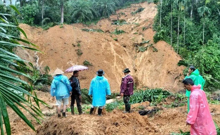 Agam, InsertRakyat.com — Cuaca ekstrem yang memicu hujan deras menyebabkan bencana alam di Kabupaten Agam. Hingga Sabtu (29/11) kemarin, 74 orang dilaporkan meninggal dunia, tersebar di lima kecamatan.
