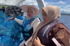 Dalam situasi darurat akibat bencana banjir yang melanda Kabupaten Solok, langkah inspiratif ditunjukkan oleh Istri Bupati Solok, Ny. Kurniati Jon Pandu. Sabtu (29/11/2025), ia menempuh jalur danau menuju Nagari Muaro Pingai dan Nagari Paninggahan, memastikan Bantuan Makanan Siap Saji (BMG) tersalurkan secara tepat dan merata kepada seluruh pengungsi.