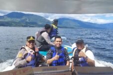 Kapolres Solok Kota Lewat Jalur Danau : Salur Bantuan ke Warga Terisolasi Akibat Banjir