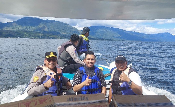 Kapolres Solok Kota Lewat Jalur Danau : Salur Bantuan ke Warga Terisolasi Akibat Banjir