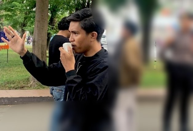 Ia menyebut pengalaman di berbagai daerah sebagai bukti konkret bahwa aktivitas pertambangan kerap meninggalkan jejak kerusakan. “Jika tambang dipaksakan masuk, bersiaplah melihat masyarakat Sinjai mengungsi dari kampungnya sendiri. Bukan kesejahteraan yang datang, tetapi bencana ekologis dan sosial. Tidak ada satu pun tambang yang benar-benar menghadirkan kemakmuran; yang ada hanya luka terhadap alam dan penderitaan bagi rakyat,” tegas Isyal seperti dikutip keterangannya yang diterima Insertrakyat.com, pukul 21.41 WITA.