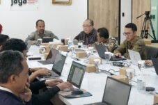 Sorotan publik meningkat pasca Putusan MK Nomor 128/PUU-XXIII/2025. Putusan itu melarang Menteri dan Wamen merangkap jabatan. KPK merespons dengan memperkuat kajian risiko rangkap jabatan. Fokus kajian mencakup ASN dan penyelenggara negara lain.