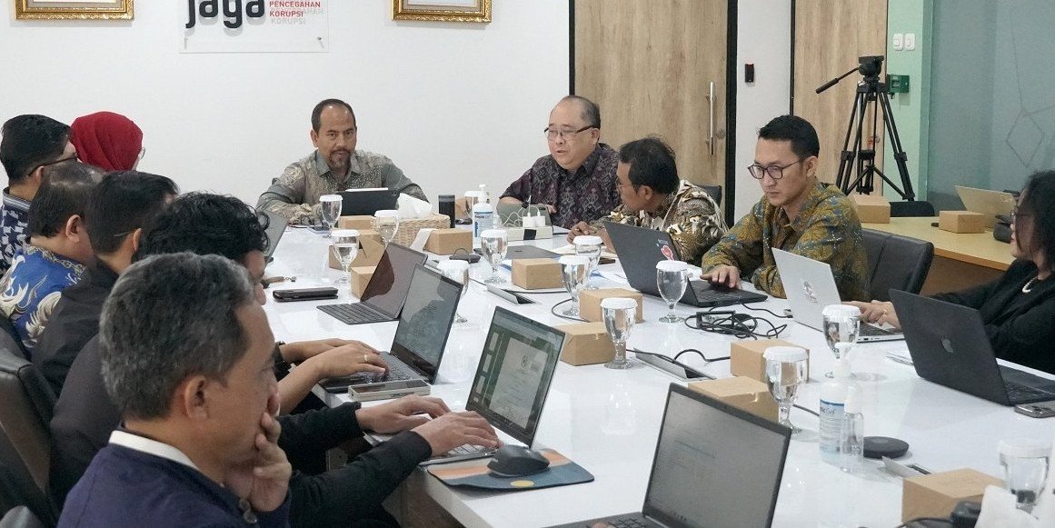 Sorotan publik meningkat pasca Putusan MK Nomor 128/PUU-XXIII/2025. Putusan itu melarang Menteri dan Wamen merangkap jabatan. KPK merespons dengan memperkuat kajian risiko rangkap jabatan. Fokus kajian mencakup ASN dan penyelenggara negara lain.