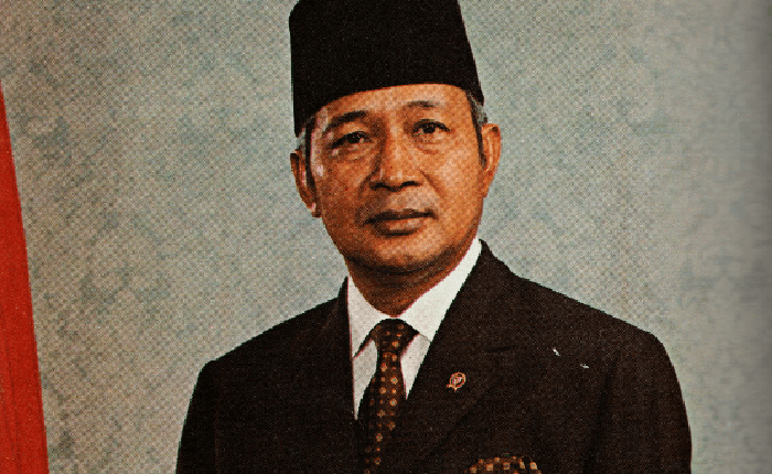Soeharto kemudian mengarahkan pembangunan nasional melalui Trilogi Pembangunan: stabilitas nasional, pertumbuhan ekonomi, dan pemerataan hasil pembangunan. “Ia berhasil membawa Indonesia pada swasembada beras 1984, dari sebelumnya pengimpor beras. FAO bahkan memberikan penghargaan dan Indonesia sempat menyalurkan 100 ribu ton padi ke Afrika,” jelas Irvan.