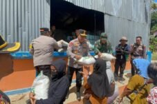 Kapolda Sumut–Pangdam I/BB Turun Langsung Salurkan Beras untuk Korban Bencana di Tapteng