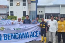 Menteri Energi dan Sumber Daya Mineral (ESDM), Bahlil Lahadalia, meninjau langsung dampak banjir besar di Aceh Utara sekaligus memimpin rapat koordinasi percepatan pemulihan, serta menyalurkan bantuan logistik (Sandang dan Pangan), hari ini, Selasa (2/12/2025