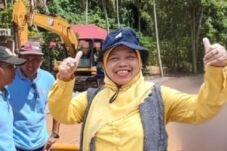 Kadis PU-PR, Effia Vivi Fortuna, turun langsung memastikan seluruh sumber daya bekerja maksimal membuka akses dan menormalkan kondisi wilayah terdampak.