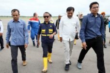 INSERTRAKYAT.COM (DAERAH/LHOKSEUMAWE) FOTO bersama Kementerian Energi dan Sumber Daya Mineral (KESDM), Badan Pengelola Migas Aceh (BPMA), bersama PT Medco E & P Malaka saat menuju lokasi pusat bantuan logistik yang segera di saluran ke Masyarakat. (Mhd Iqbal).