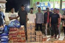 ACEH TIMUR, INSERTRAKYAT.com — Anggota DPRK Aceh Timur, Komisi I Fraksi Partai Demokrat Firdaus turun langsung menyalurkan bantuan masa panik kepada korban banjir di Kecamatan Idi Rayeuk dan Idi Tunong, Kabupaten Aceh Timur. Selasa (02/12/2025).