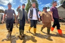 Sambil Berlumpur Bareng Wali Kota Padang, Bima Arya Telpon Dirjen Adwil Soal Pemulihan Pasca Bencana