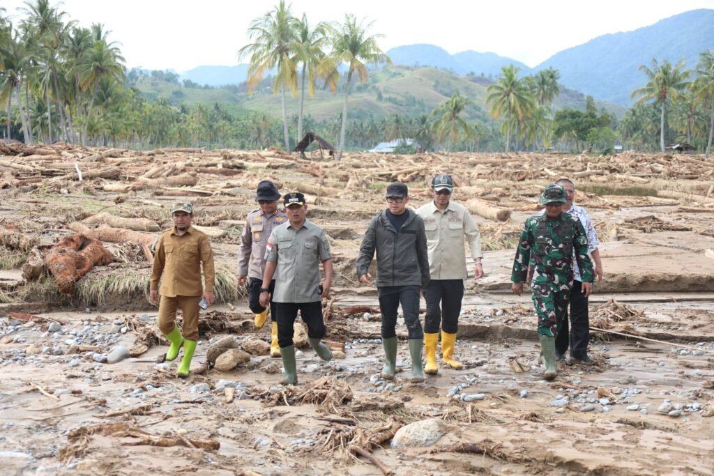 Pasca Banjir, Wamendagri Bima Arya Bertongkat Kayu Meninjau Semenanjung Lumpur di Kabupaten Solok