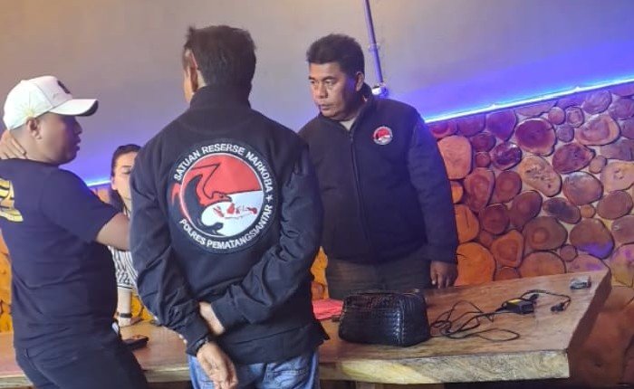 Dihadang di Lokasi, Kasatresnarkoba Pematangsiantar Tetap Masuk dan Gelar Razia di NES Restobar