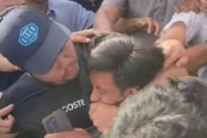 Kelihatan Josua Tahan Jaya Sitorus anak dari Pangulu Nagori Rambung Merah Tumpal Hasudungan Sitorus (Pakai Topi)