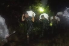 19 Prajurit TNI Pikul Bantuan untuk Korban Bencana Tapteng