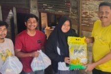 Zulfadli Al-birruny saat penyaluran bantuan untuk korban banjir. (Mhd Iqbal/foto).