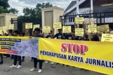 Aksi damai Koalisi masyarakat mendesak pemerintah pusat segera menetapkan status Bencana Nasional, (foto/Mhd Iqbal - Imsertrakyat.com).