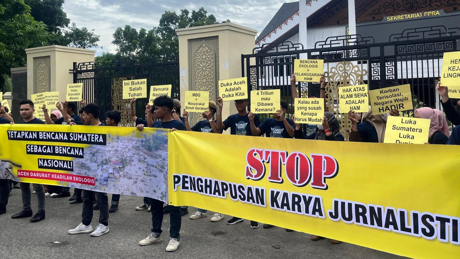 Aksi damai Koalisi masyarakat mendesak pemerintah pusat segera menetapkan status Bencana Nasional, (foto/Mhd Iqbal - Imsertrakyat.com).